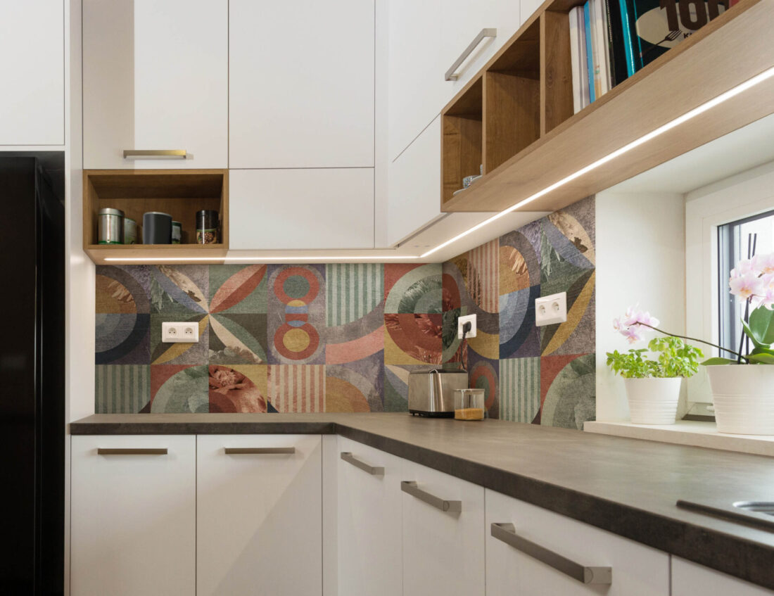 Panel Linea Prime Bakelite (MA283PH) – Paraschizzi con geometrie e fiori su fondo cemento
